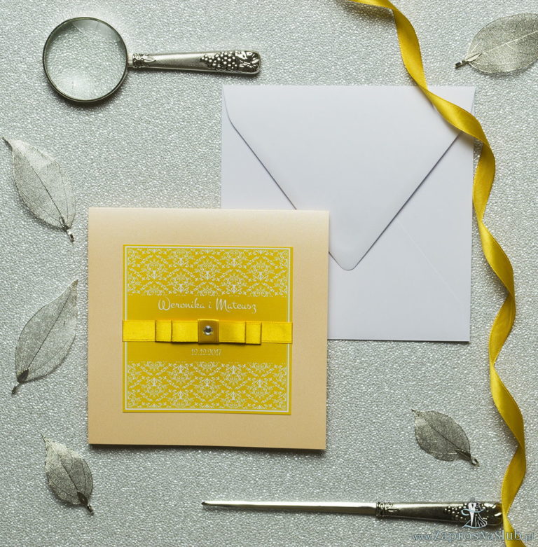 Bardzo eleganckie zaproszenia z żółto-białą dekoracją, perłowym papierem, wklejanym wnętrzem, satynową wstążką oraz cyrkonią. ZAP-25-12
