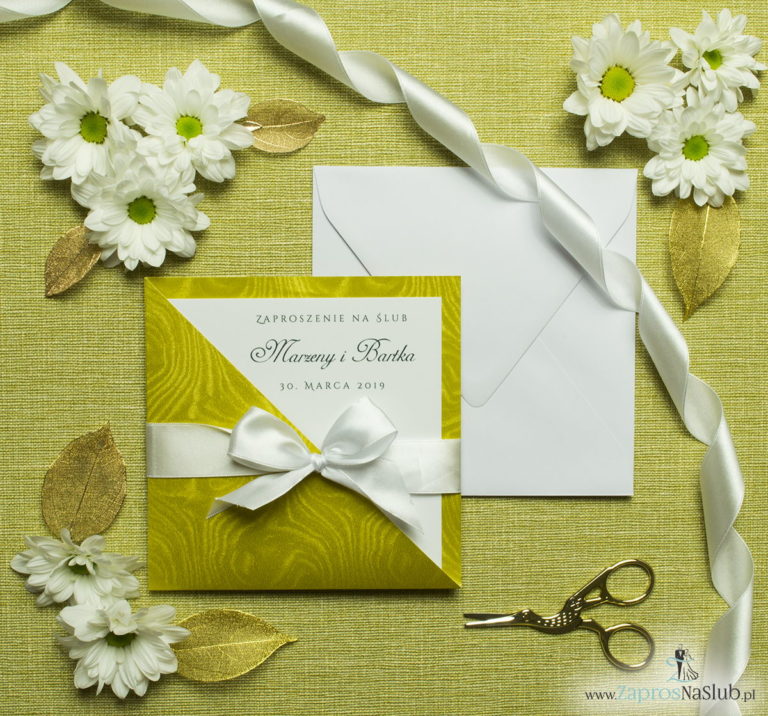 Dwuczęsciowe zaproszenia z charakterystyczną kopertą w kolorze złotym, białą satynową wstążką oraz wkładką. ZAP-45-28