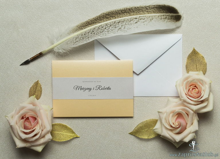 Wykonane na brzoskwiniowym, ozdobnym papierze, eleganckie zaproszenia ślubne z motywem tekstowym na papierze perłowym. ZAP-52-12 - ZaprosNaSlub