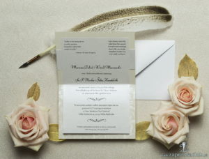 Wykonane na jasnym, ozdobnym, perłowym papierze, eleganckie zaproszenia ślubne z motywem tekstowym. ZAP-52-35
