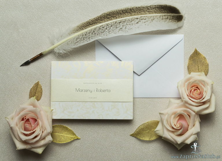 Wykonane na białym papierze ze złotymi różami, eleganckie zaproszenia ślubne z motywem tekstowym na papierze perłowym. ZAP-52-51