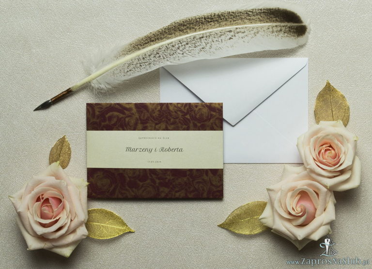 Wykonane na bordowym papierze ze złotymi różami, eleganckie zaproszenia ślubne z motywem tekstowym na papierze perłowym. ZAP-52-52 - ZaprosNaSlub