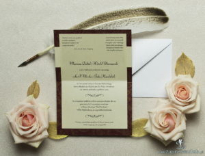 Wykonane na bordowym papierze ze złotymi różami, eleganckie zaproszenia ślubne z motywem tekstowym na papierze perłowym. ZAP-52-52