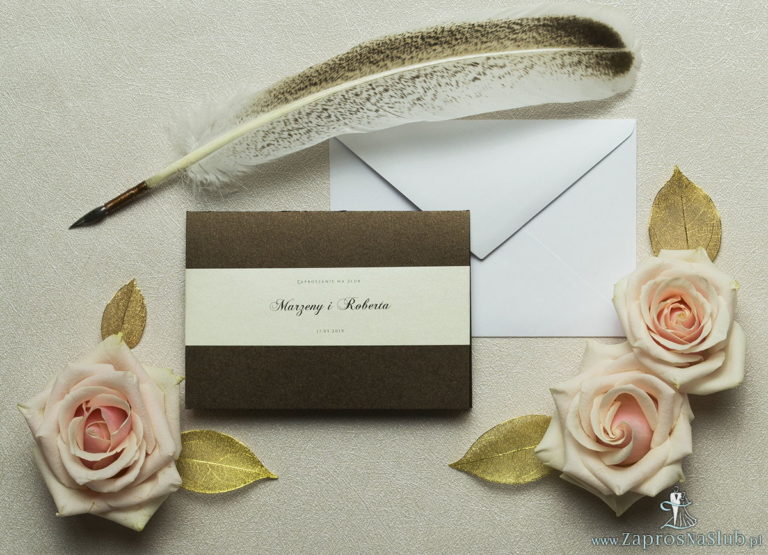 Wykonane na brązowym, metalizowanym papierze, eleganckie zaproszenia ślubne z motywem tekstowym na papierze perłowym. ZAP-52-81 - ZaprosNaSlub