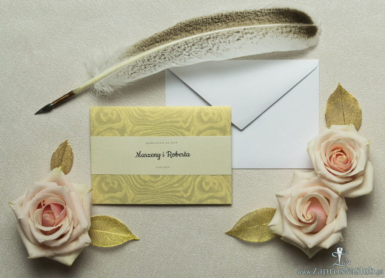 Wykonane na złotym, ozdobnym papierze, eleganckie zaproszenia ślubne z motywem tekstowym na papierze perłowym. ZAP-52-29 - ZaprosNaSlub