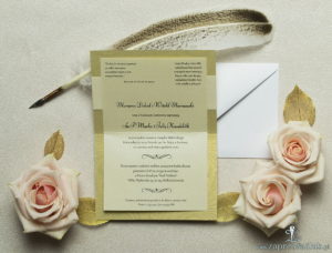 Wykonane na złotym, ozdobnym papierze, eleganckie zaproszenia ślubne z motywem tekstowym na papierze perłowym. ZAP-52-29
