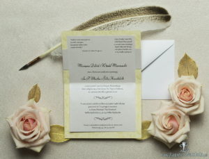 Wykonane na kremowym papierze ze złotymi liśćmi, eleganckie zaproszenia ślubne z motywem tekstowym na papierze perłowym. ZAP-52-53