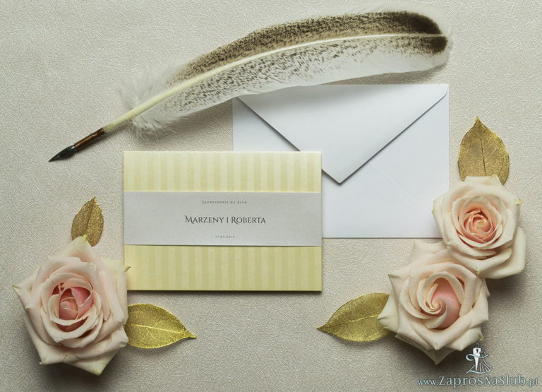 Wykonane na kremowym, paskowanym papierze, eleganckie zaproszenia ślubne z motywem tekstowym na papierze perłowym. ZAP-52-25