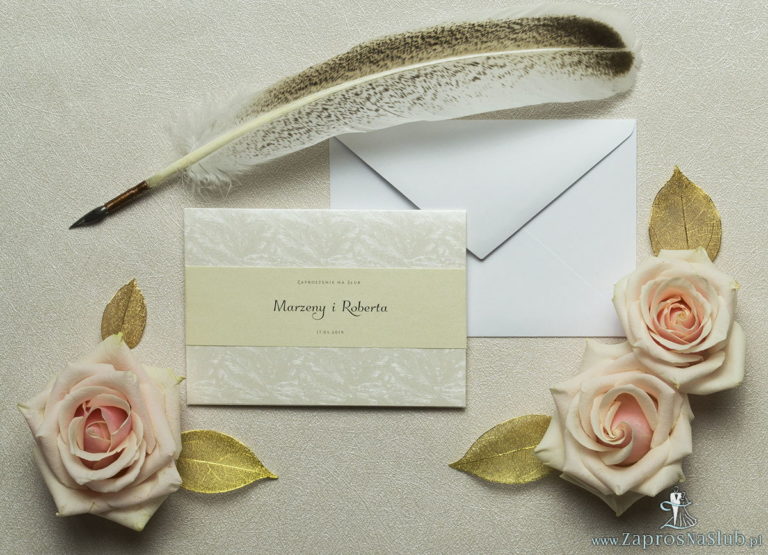 Wykonane na perłowym papierze z tłoczeniami przypominającymi mróz, eleganckie zaproszenia ślubne z motywem tekstowym na papierze perłowym. ZAP-52-36 - ZaprosNaSlub
