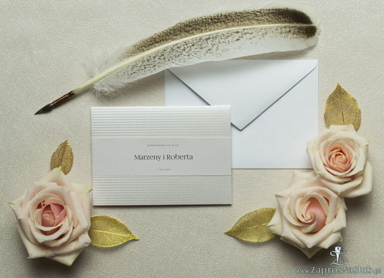 Wykonane na srebrnym papierze z paskami, eleganckie zaproszenia ślubne z motywem tekstowym na papierze perłowym. ZAP-52-92 - ZaprosNaSlub