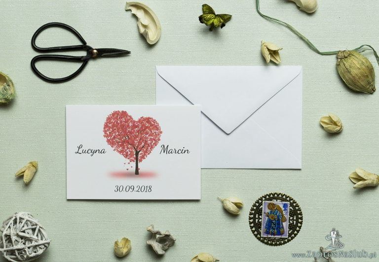 Klasyczne zaproszenia ślubne z obrazkiem przedstawiającym drzewo. Korona drzewa jest wykonana z serc. ZAP-56-01