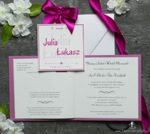 Zaproszenia ślubne na różowym papierze perłowym, ze wstążką w intensywnym - malinowym kolorze i cyrkonią oraz wklejanym wnętrzem. ZAP-61-82