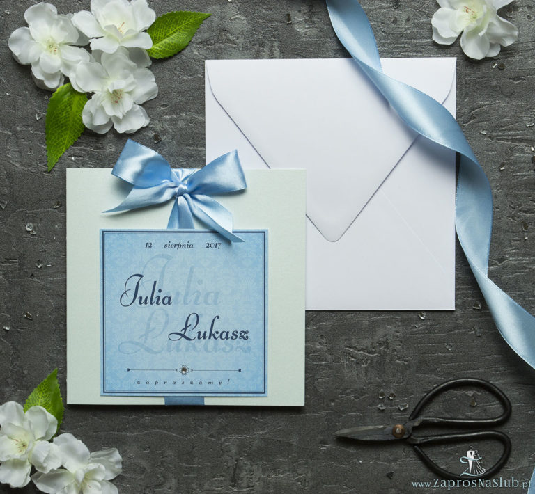 Zaproszenia ślubne na błękitnym papierze perłowym, z wstążką w kolorze jasnobłękitnym i cyrkonią oraz wklejanym wnętrzem. ZAP-61-18