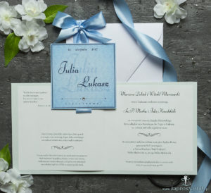 Zaproszenia ślubne na błękitnym papierze perłowym, z wstążką w kolorze jasnobłękitnym i cyrkonią oraz wklejanym wnętrzem. ZAP-61-18