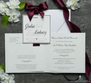 Zaproszenia ślubne na srebrnym paskowanym papierze, ze wstążką w kolorze ciemne bordo i cyrkonią oraz wklejanym wnętrzem. ZAP-61-92