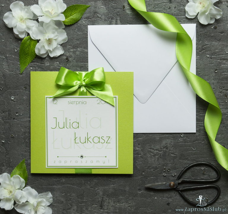 Zaproszenia ślubne na zielonym papierze perłowym, ze wstążką w kolorze zielonym i cyrkonią oraz wklejanym wnętrzem. ZAP-61-72