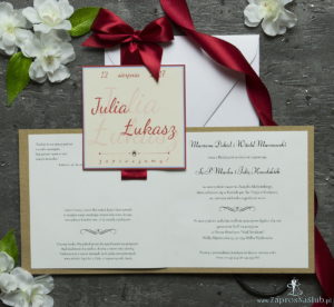 Zaproszenia ślubne na brązowym papierze ekologicznym, ze wstążką w kolorze ciemnej czerwieni i cyrkonią oraz wklejanym wnętrzem. ZAP-61-77