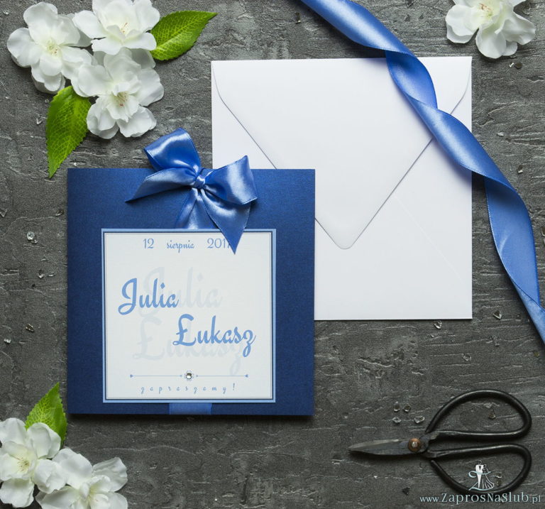 Zaproszenia ślubne na niebieskim papierze perłowym, ze wstążką w kolorze niebieskim i cyrkonią oraz wklejanym wnętrzem. ZAP-61-86 - ZaprosNaSlub