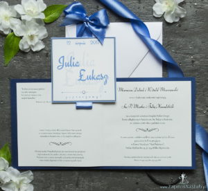Zaproszenia ślubne na niebieskim papierze perłowym, ze wstążką w kolorze niebieskim i cyrkonią oraz wklejanym wnętrzem. ZAP-61-86