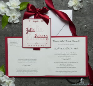 Zaproszenia ślubne na czerwonym papierze perłowym, ze wstążką w kolorze ciemnej czerwieni i cyrkonią oraz wklejanym wnętrzem. ZAP-61-80