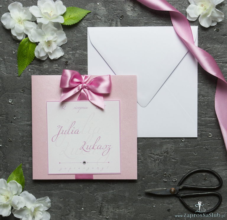Zaproszenia ślubne na różowym papierze perłowym, ze wstążką w kolorze różowym i cyrkonią oraz wklejanym wnętrzem. ZAP-61-93 - ZaprosNaSlub