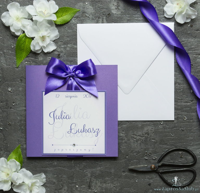 Zaproszenia ślubne na fioletowym papierze perłowym, ze wstążką w kolorze ciemnofioletowym i cyrkonią oraz wklejanym wnętrzem. ZAP-61-85