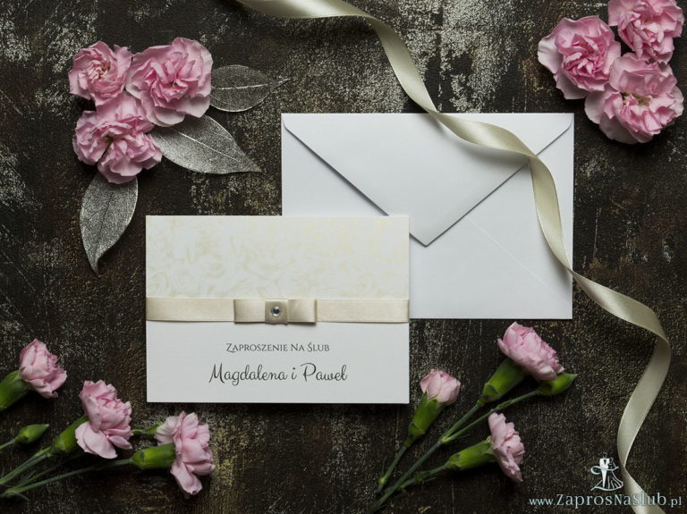Bardzo eleganckie zaproszenia ślubne z wstążką w kolorze kawy z mlekiem, papierem w kolorze biało-złotych róż, cyrkonią i wklejanym wnętrzem. ZAP-64-51