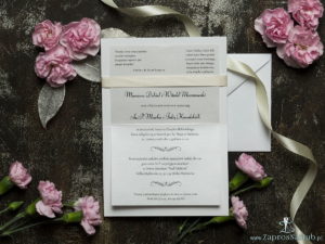 Bardzo eleganckie zaproszenia ślubne z wstążką w kolorze kawy z mlekiem, papierem w kolorze biało-złotych róż, cyrkonią i wklejanym wnętrzem. ZAP-64-51