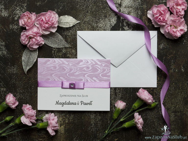 Bardzo eleganckie zaproszenia ślubne z blado-amarantową wstążką, różowym papierem ozdobnym z motywem słojów drzew, cyrkonią i wklejanym wnętrzem. ZAP-64-71