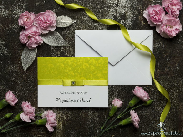Bardzo eleganckie zaproszenia ślubne ze wstążką w kolorze pistacjowo-żółtym, papierem oliwkowym ze złotym motywem liści, cyrkonią i wklejanym wnętrzem. ZAP-64-75