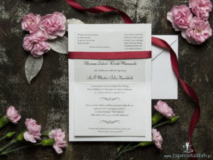 Bardzo eleganckie zaproszenia ślubne z ciemnoczerwoną wstążką, czarno-srebrną koronką, cyrkonią i wklejanym wnętrzem. ZAP-64-502