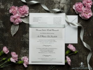Bardzo eleganckie zaproszenia ślubne z jasnosrebrną wstążką, biało-srebrną koronką, cyrkonią i wklejanym wnętrzem. ZAP-64-504