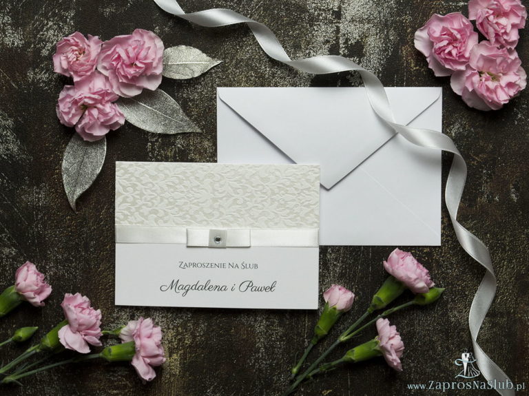 Bardzo eleganckie zaproszenia ślubne ze wstążką w kolorze ecru, biało-srebrną grubą koronką, cyrkonią i wklejanym wnętrzem. ZAP-64-501
