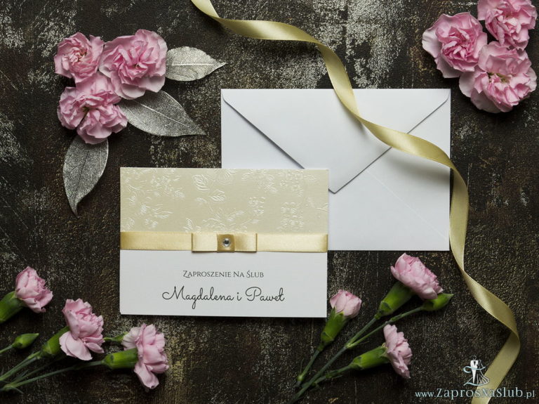Bardzo eleganckie zaproszenia ślubne z kremowo-brzoskwiniową wstążką, ozdobnym papierem kremowym z wytłaczanymi kwiatami, cyrkonią i wklejanym wnętrzem. ZAP-64-66 - ZaprosNaSlub