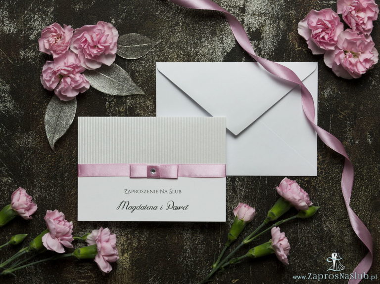 Bardzo eleganckie zaproszenia ślubne z różową wstążką, srebrnym papierem w paski, cyrkonią i wklejanym wnętrzem. ZAP-64-92 - ZaprosNaSlub