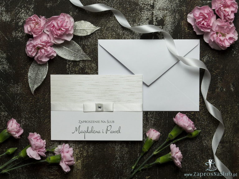 Bardzo eleganckie zaproszenia ślubne ze wstążką w kolorze ecru, jasnym papierem ozdobnym z motywem przypominającym korę, cyrkonią i wklejanym wnętrzem. ZAP-64-38