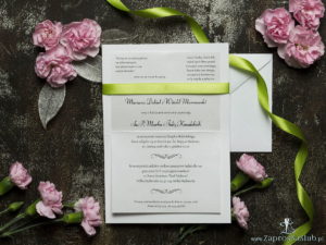 Bardzo eleganckie zaproszenia ślubne z pistacjową wstążką, grubą kremową koronką, cyrkonią i wklejanym wnętrzem. ZAP-64-506