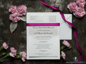 Bardzo eleganckie zaproszenia ślubne ze wstążką w intensywnym - malinowym kolorze, brązową koronką, cyrkonią i wklejanym wnętrzem. ZAP-64-503