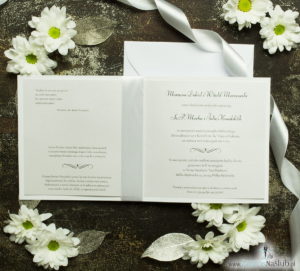 Bardzo prestiżowe zaproszenia ślubne z białą kokardką, dwoma cyrkoniami, kilkoma warstwami ciekawego papieru (np. srebrny w paski) oraz wklejanym wnętrzem. ZAP-71-92