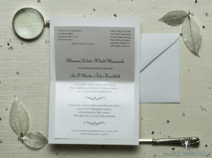 Eleganckie zaproszenia ślubne z cyrkonią oraz papierem ozdobnym przypominającym biało-srebrną grubą koronkę, na który przyklejony jest motyw tekstowy. ZAP-72-501