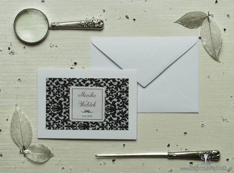 Eleganckie zaproszenia ślubne z cyrkonią oraz papierem ozdobnym przypominającym czarno-srebrną koronkę, na który przyklejony jest motyw tekstowy. ZAP-72-502