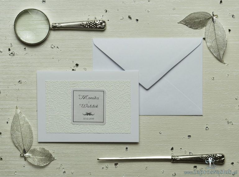 Eleganckie zaproszenia ślubne z cyrkonią oraz papierem ozdobnym przypominającym kremową, drobną koronkę, na który przyklejony jest motyw tekstowy. ZAP-72-505