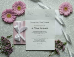 Ciekawe w formie eleganckie zaproszenia ślubne z wkładanym wnętrzem, wstążką w kolorze białym oraz okładką z różowego papieru perłowego. ZAP-73-93