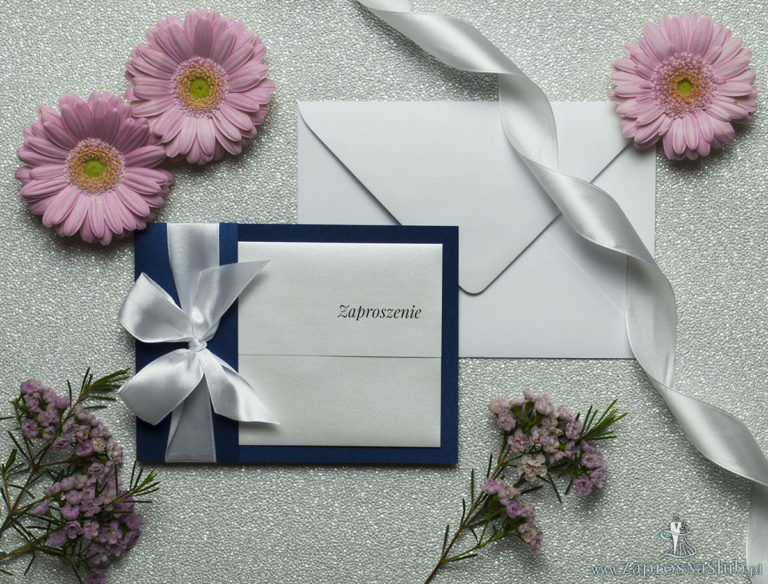Ciekawe w formie eleganckie zaproszenia ślubne z wkładanym wnętrzem, białą wstążką oraz okładką z niebieskiego papieru perłowego. ZAP-73-86 - ZaprosNaSlub