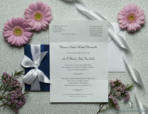 Ciekawe w formie eleganckie zaproszenia ślubne z wkładanym wnętrzem, białą wstążką oraz okładką z niebieskiego papieru perłowego. ZAP-73-86