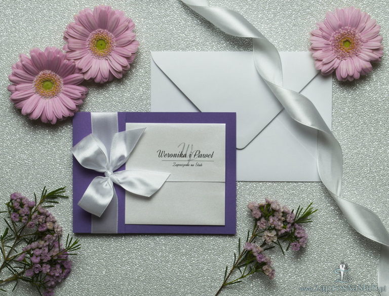 Ciekawe w formie eleganckie zaproszenia ślubne z wkładanym wnętrzem, białą wstążką oraz okładką z fioletowego papieru perłowego. ZAP-73-85