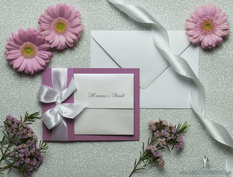 Ciekawe w formie eleganckie zaproszenia ślubne z wkładanym wnętrzem, wstążką w kolorze białym oraz okładką z różanego papieru perłowego. ZAP-73-82