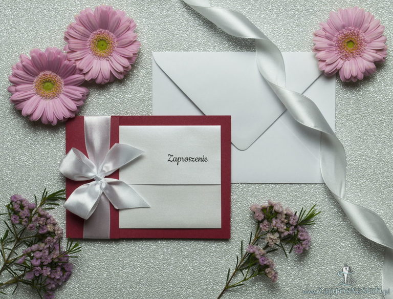 Ciekawe w formie eleganckie zaproszenia ślubne z wkładanym wnętrzem, białą wstążką oraz okładką z czerwonego papieru perłowego. ZAP-73-80 - ZaprosNaSlub