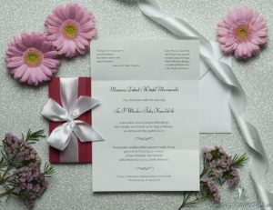 Ciekawe w formie eleganckie zaproszenia ślubne z wkładanym wnętrzem, białą wstążką oraz okładką z czerwonego papieru perłowego. ZAP-73-80