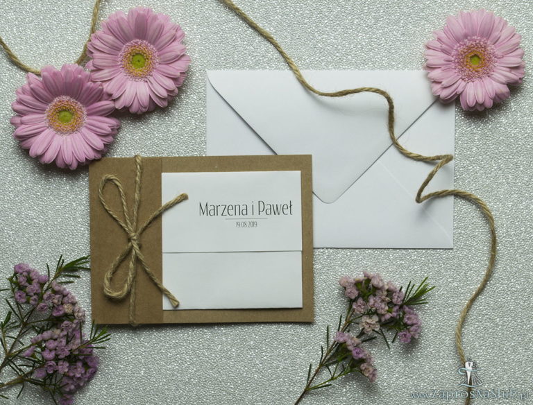 Ciekawe w formie eleganckie zaproszenia ślubne z wkładanym wnętrzem, sznurkiem jutowym oraz okładką z papieru ekologicznego. ZAP-73-77